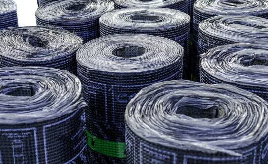 Porównanie różnych typów budowlanej czarnej folii – przewodnik po wyborze