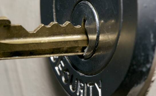 Wybór nakładanego zamka do mebli hotelowych – kluczowe aspekty