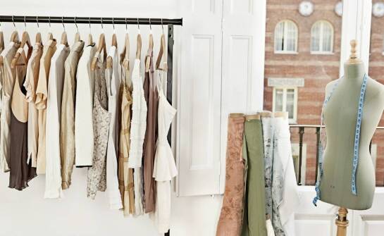 Sukienki w różnych stylach Naomi – znajdź swój idealny model