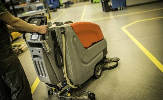 Utrzymanie czystości w magazynowych halach – rola sprzątającej firmy