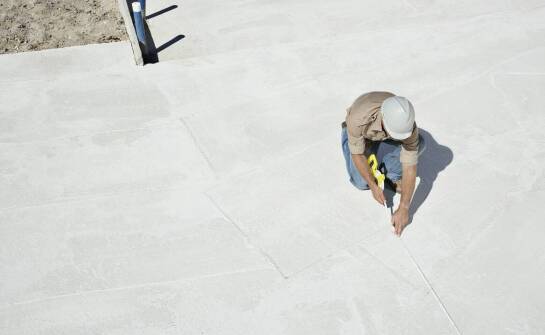 Jakie są najczęstsze zastosowania sznurka traserskiego z kredą na placu budowy?