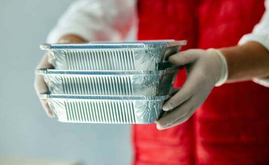 Zalety używania zrywek na rolce w branży cateringowej