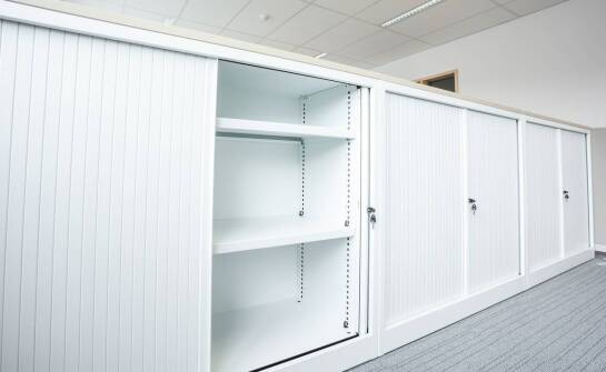 Jak ubraniowa szafa może wspomóc zarządzanie przestrzenią w urzędach?