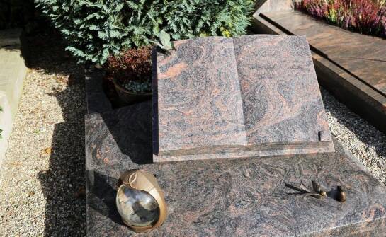 Jak personalizować jasne pomniki, aby były niepowtarzalne i wyjątkowe?