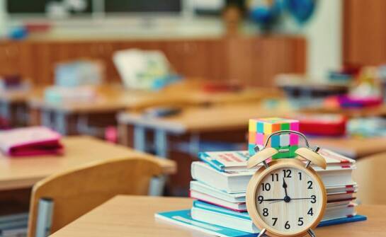 LED zegar na biurko – nowoczesne rozwiązanie dla młodych uczniów