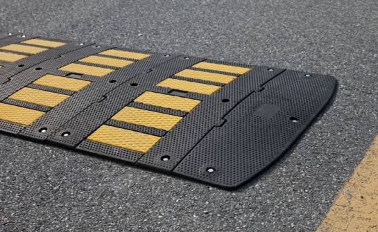 Jakie innowacje wprowadzono w konstrukcji betonowych separatorów drogowych?