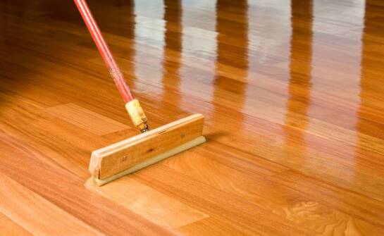 Jakie produkty pielęgnacyjne zalecamy do drewnianych podłóg?