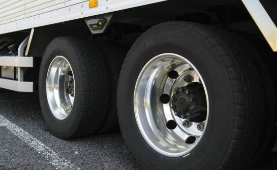 Jakie elementy są kluczowe dla trwałości LED-owego oświetlenia w przyczepach?