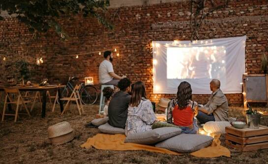 Dlaczego oglądanie filmów w plenerze jest takie popularne?