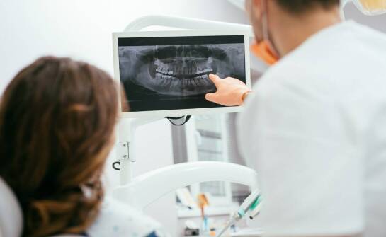 W jaki sposób wykonuje się zdjęcie panoramiczne zębów?