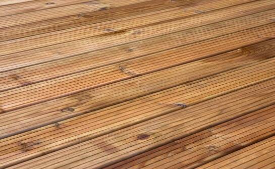 Impregnowane ciśnieniowo drewno jako materiał na zewnętrzne podłogi