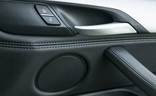 Jakie technologie są stosowane w nowoczesnym tapicerowaniu drzwiowych boczków?