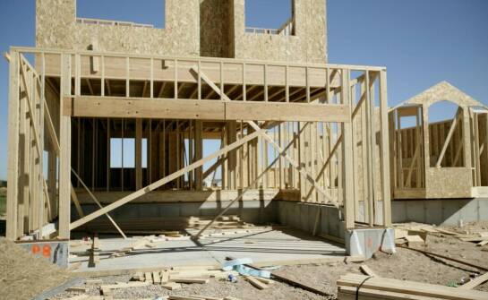 Ile kosztuje budowa domu z drewna przy adaptacji gotowego projektu?