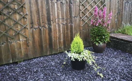 Sposoby na wykorzystanie drewnianych kratek w małych ogrodach