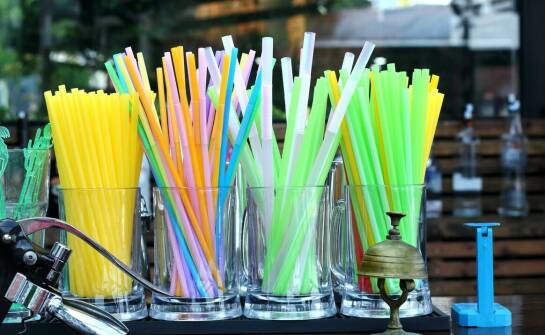 Zróżnicowanie oferty plastikowych krótkich słomek dla branży gastronomicznej