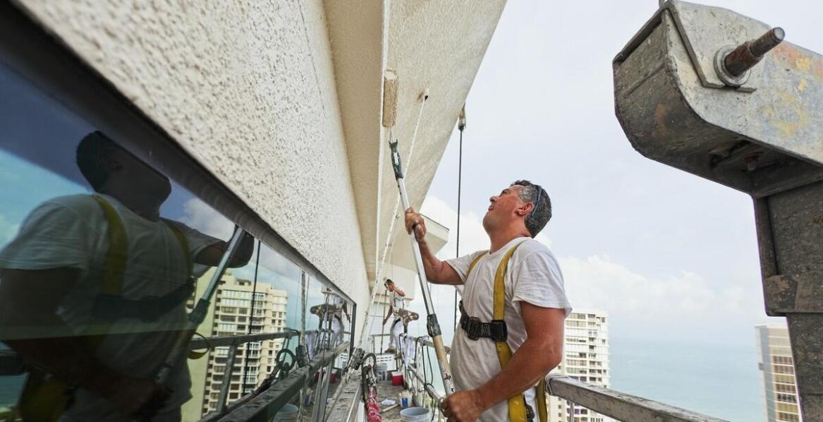 Jak techniczne pogotowie pomaga w utrzymaniu estetyki budynków mieszkalnych?