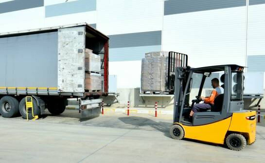 Jakie są najważniejsze zalety otwieranego boku przy transporcie towarów?