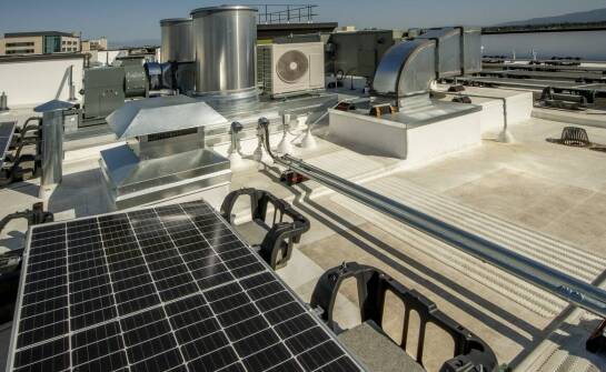 Jak odnawialne źródła energii mogą obniżyć koszty ogrzewania w budynku?