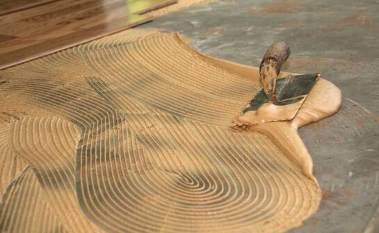 Personalizacja wzorów w systemach dekoracyjnych posadzkowych – jak to działa?