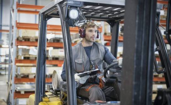 Jakie są wyzwania związane z pracą na stanowisku operatora jezdniowego wózka?