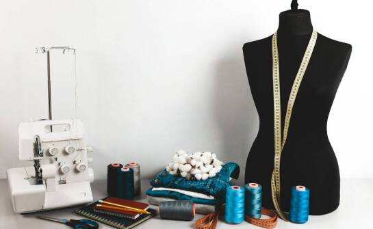 Jakie cechy powinny mieć idealne maszynowe nici dla profesjonalnych krawców?