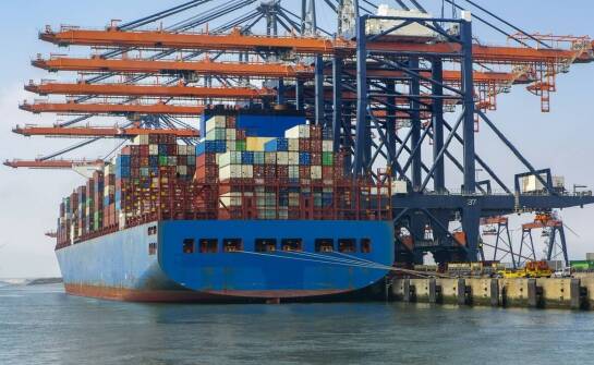 Jakie są najważniejsze czynniki wpływające na koszty morskiego transportu samochodów?