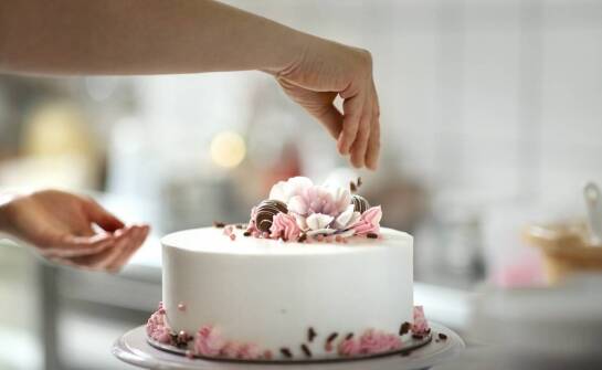 Sztuka dekoracji: jak w praktyce wykorzystać ozdoby na tort Barbie?