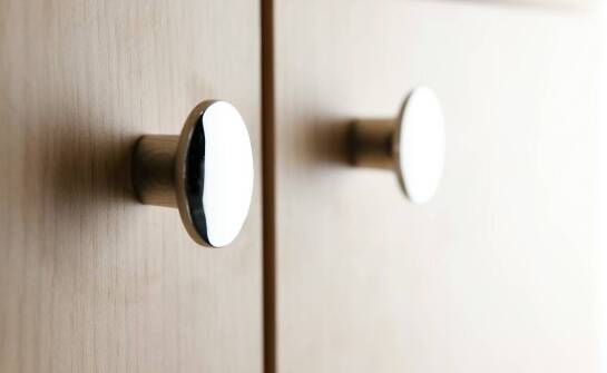 Kryształowe gałki do drzwi w sypialni – funkcjonalność i styl