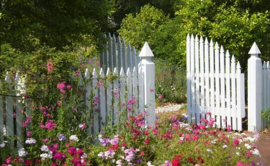 Wpływ koloru plastikowych sztachet na wygląd całego ogrodu
