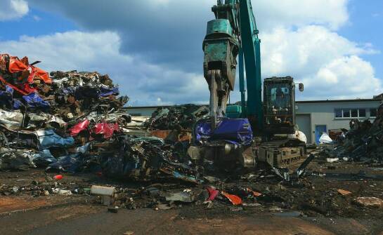 Jakie są zalety współpracy z firmami zajmującymi się recyklingiem pojazdów?