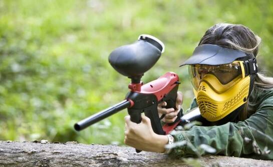 Najlepsze praktyki organizacji gry w paintball dla dużych grup