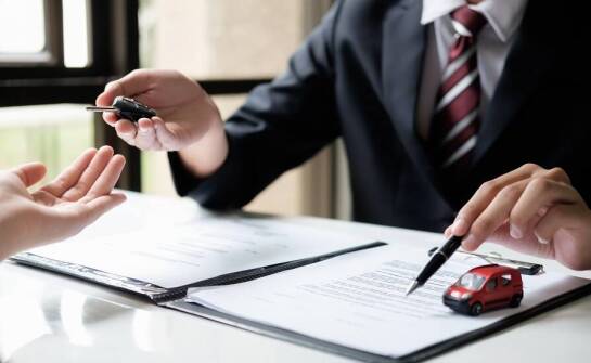 Jakie są najważniejsze procedury podczas licytacji pojazdów u komornika?