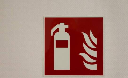 Jak profesjonalne oznakowanie PPOŻ zwiększa bezpieczeństwo w miejscu pracy?