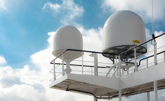 Jak morska satelitarna antena wpływa na jakość komunikacji na statkach?