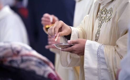 Profesjonalna kelnerska obsługa podczas komunii - dlaczego jest tak ważna?