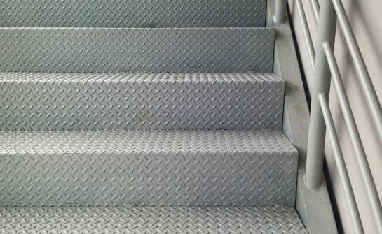 Powiązanie normy PN-EN 13101 z odpornością stopni na uszkodzenia mechaniczne