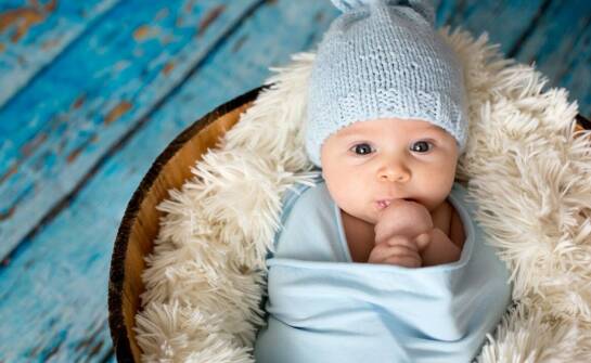 Stylizacja i akcesoria – jak tworzą spójną całość podczas noworodkowej sesji?