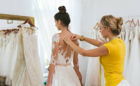 Proces przymiarek – jak wpływa na ostateczny wygląd ślubnej sukni?