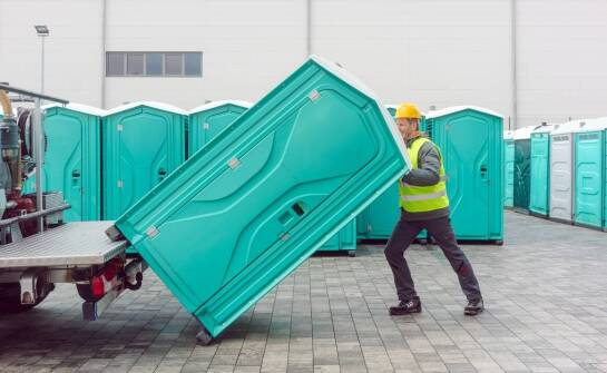 Przygotowanie terenu do wynajmu toalet przenośnych – co warto wiedzieć?