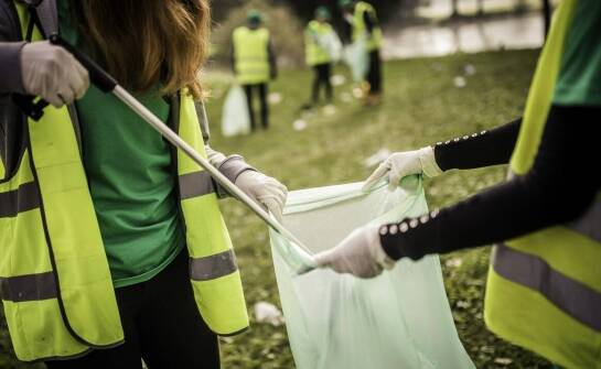 Skuteczne techniki porządkowania zielonych terenów przez firmy sprzątające