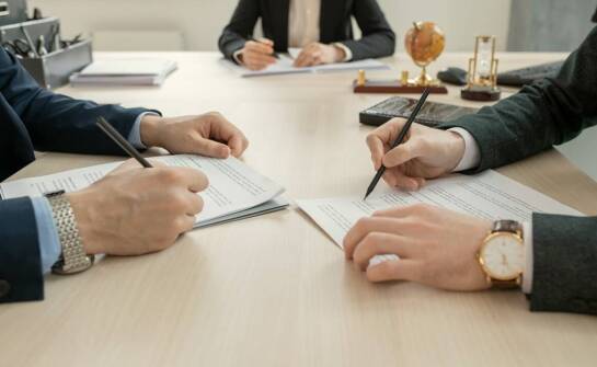 Tłumacz przysięgły a międzynarodowe biznesowe negocjacje: jak mogą się wspierać?