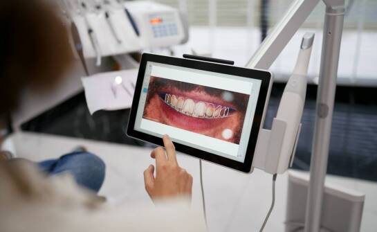 Dlaczego warto korzystać z ortodontycznych konsultacji przy wyborze leczenia?