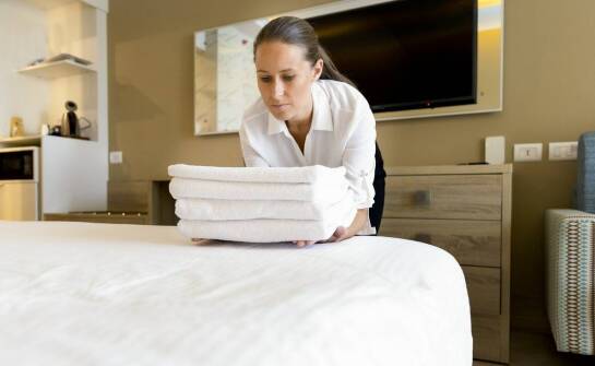 Wyprzedaż hotelowego wyposażenia – co warto kupić, by zwiększyć komfort gości?