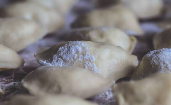 Tradycyjne receptury a jakość ręcznie lepionych pierogów w Warszawie