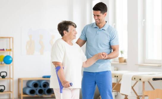 Znaczenie kompleksowego wsparcia w domowej rehabilitacji dla osób z ograniczoną mobilnością