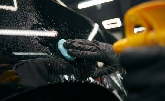 Proces aplikacji ceramicznych powłok w auto detailingu – co warto wiedzieć?