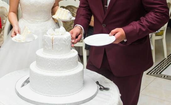 Weselne torty – jak dostosować wagę i rozmiar do liczby gości?