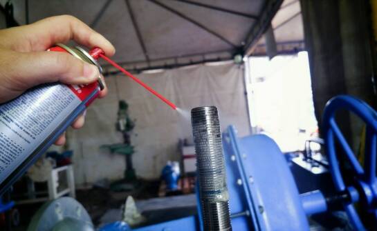 Jakie właściwości powinny mieć aerozole do konserwacji mechanicznych urządzeń?