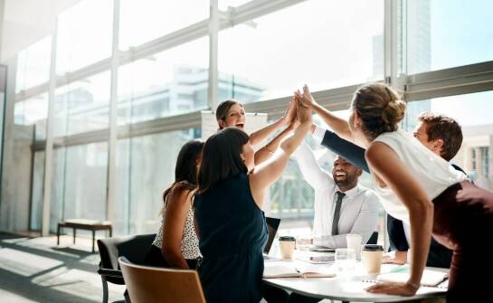 Jak integracyjne firmowe imprezy pomagają w budowaniu zespołu?