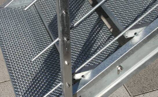 Bezpieczeństwo na pierwszym miejscu: antypoślizgowe właściwości żeliwnych stopni